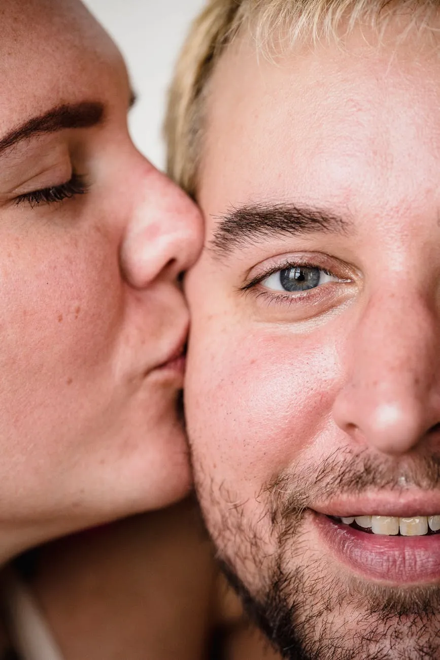 Pareja en un momento romántico íntimo, cerca del primer beso.