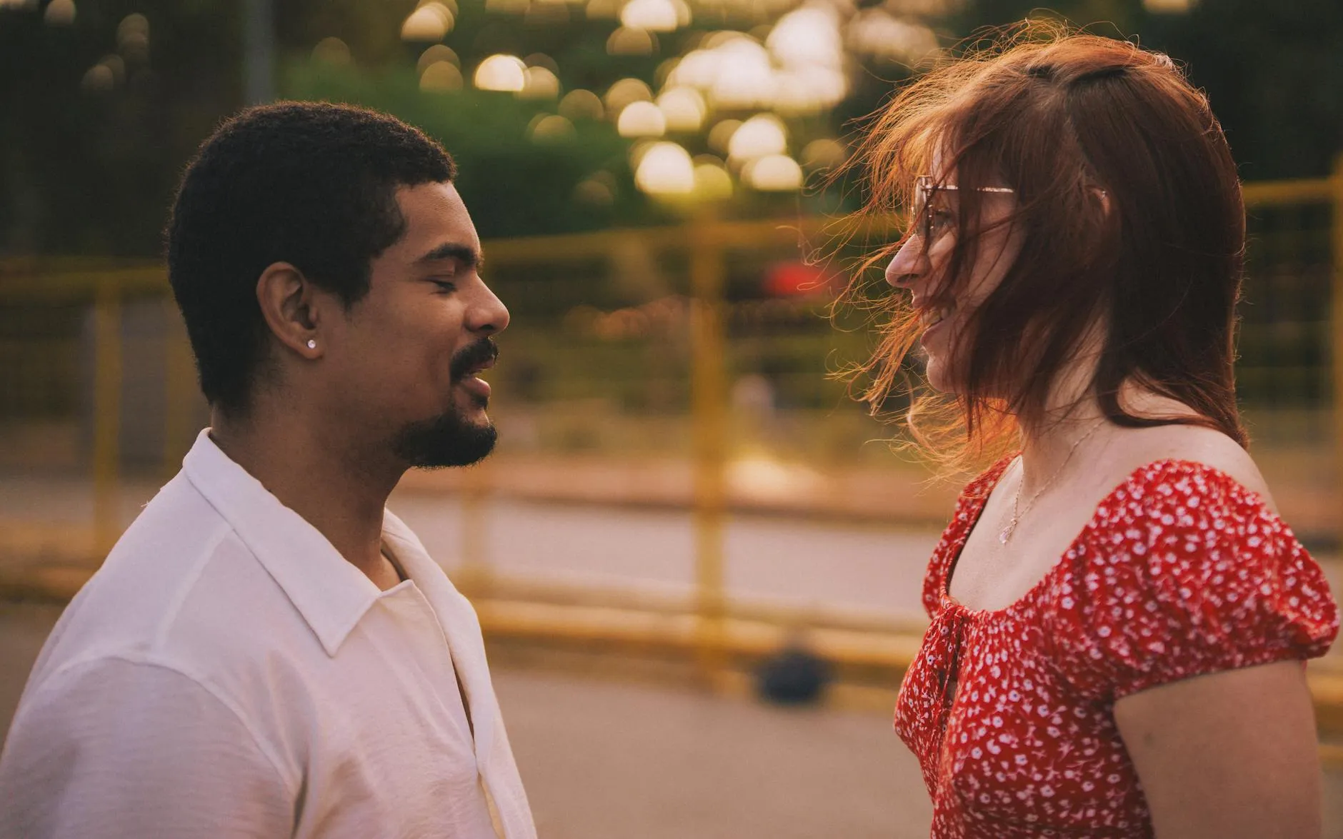 Amigos compartiendo un momento de tensión romántica, en el punto de transición de la friendzone.