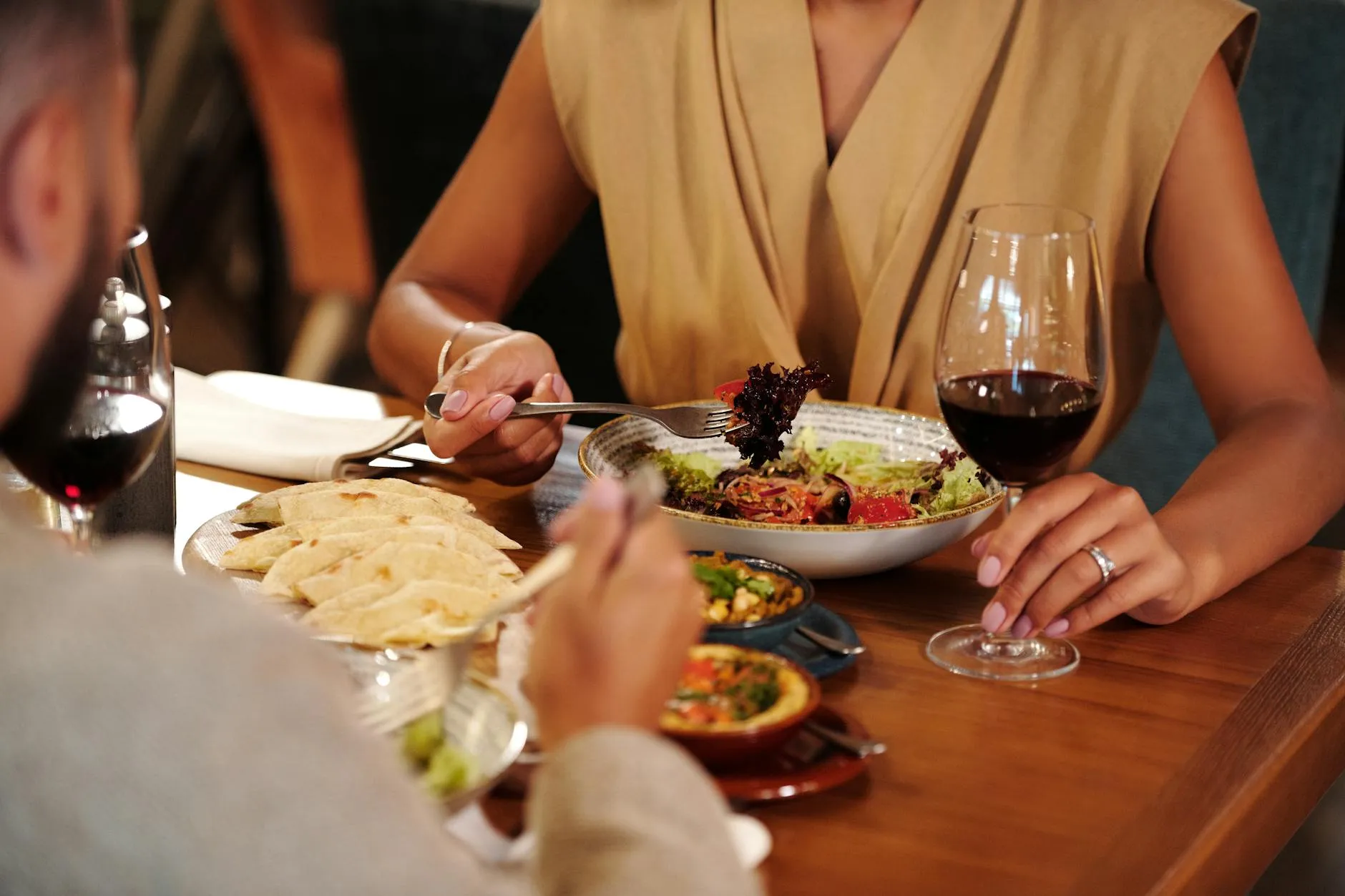 Pareja en su primera cita en un restaurante, mostrando nervios y emoción.