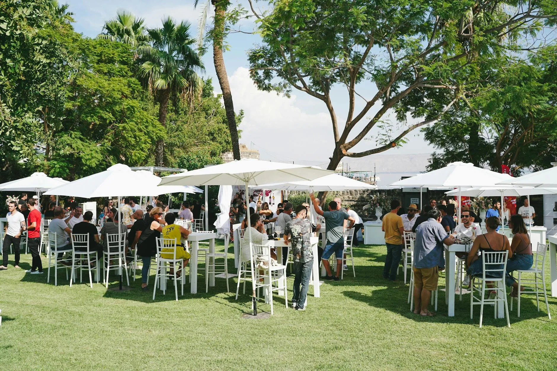 Grupo de personas socializando en un evento, conversando y divirtiéndose.