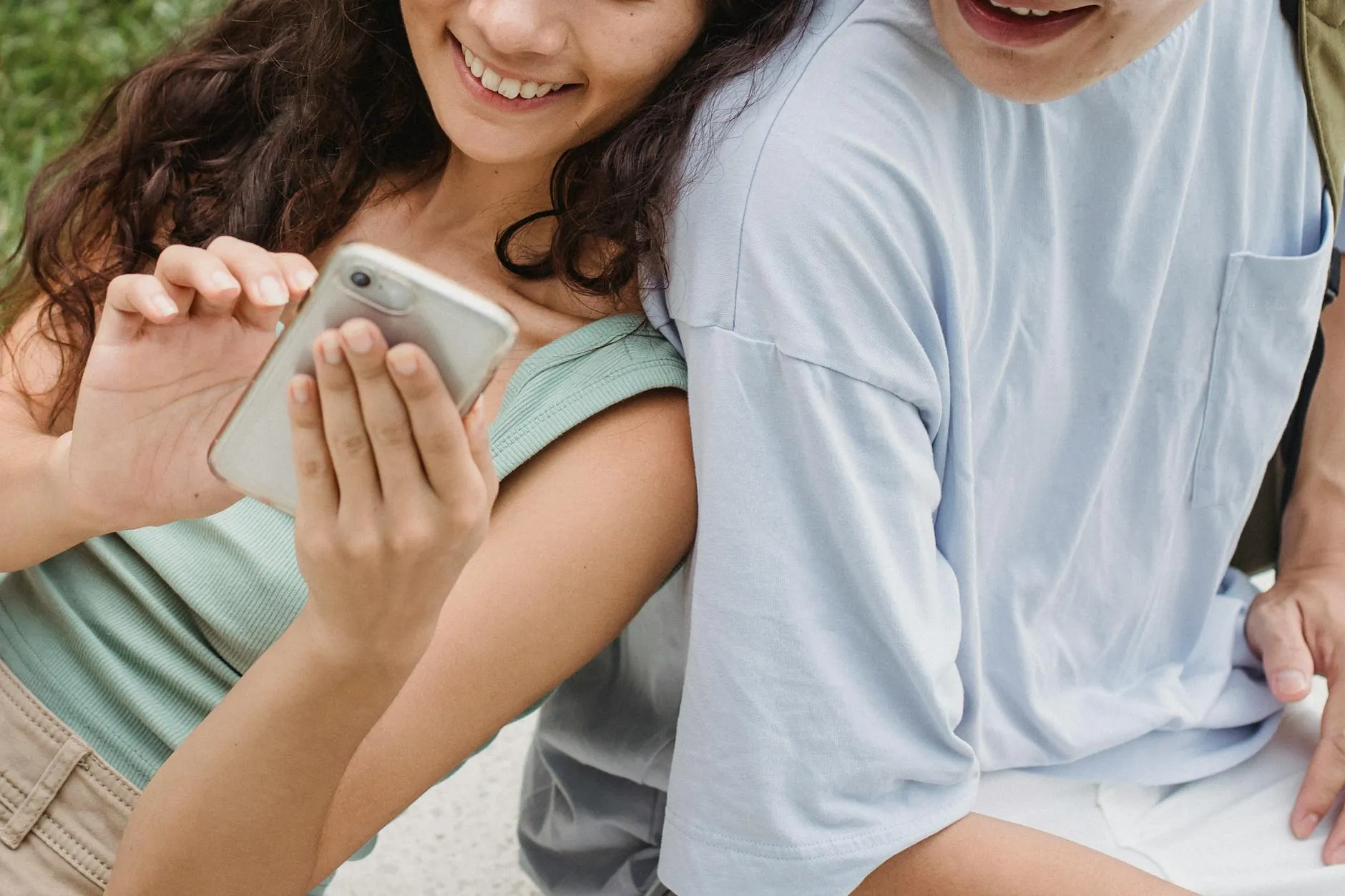 Pareja que se conectó por redes sociales, compartiendo un momento feliz juntos.