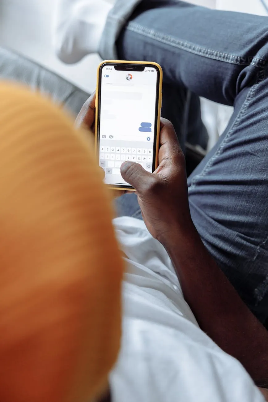 Persona usando WhatsApp en su teléfono para enviar mensajes.