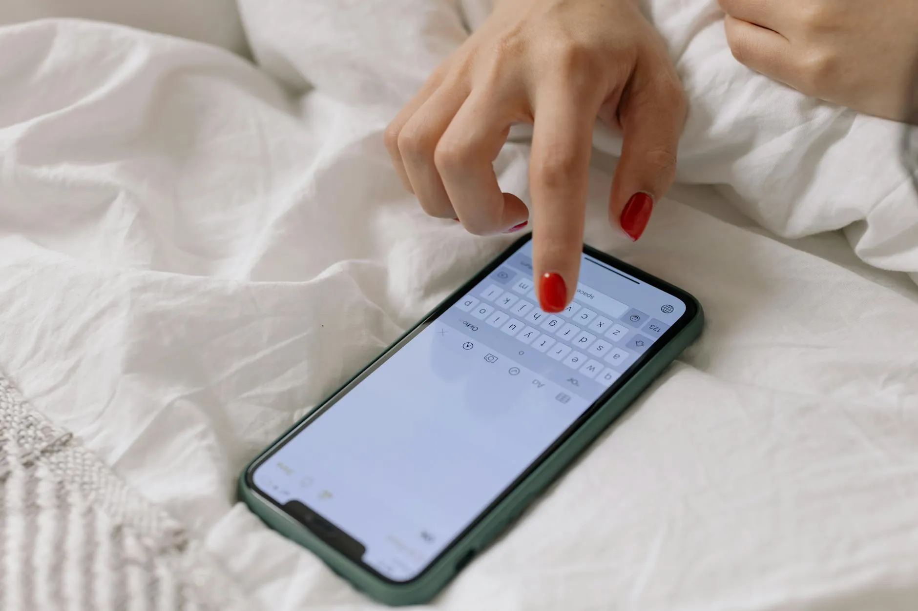 Persona escribiendo el primer mensaje para iniciar una conversación por chat.