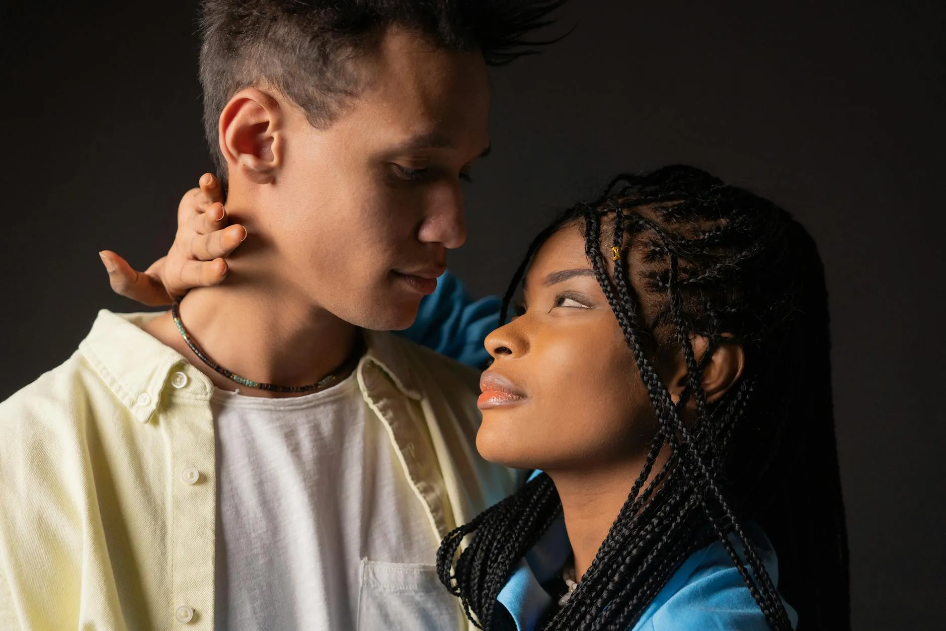 Pareja compartiendo un momento de contacto visual intenso, mostrando química y atracción.