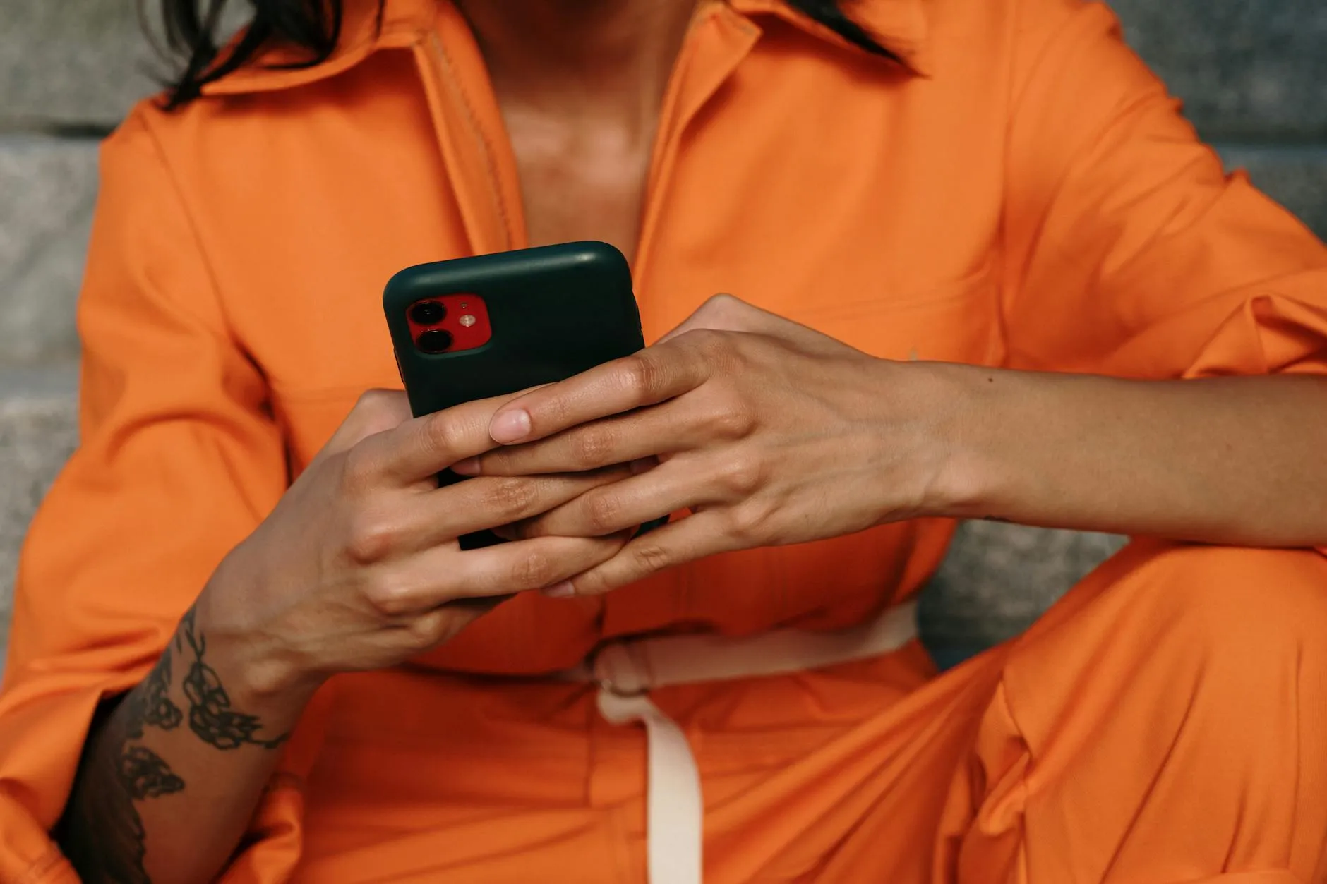 Persona frustrada mirando su teléfono, mostrando decepción con una app de citas.
