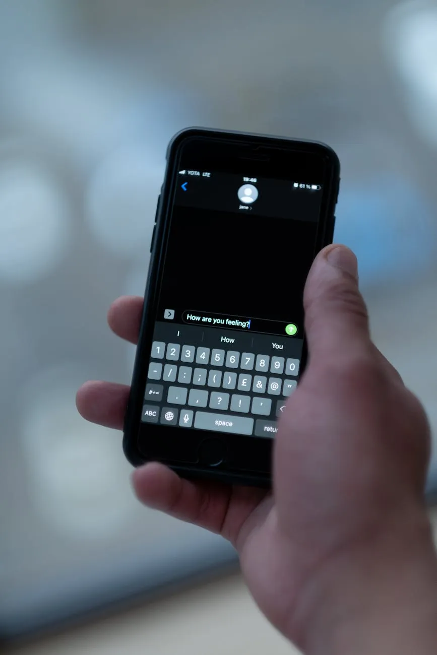 Persona estresada mirando su teléfono, lidiando con una situación incómoda de chat.